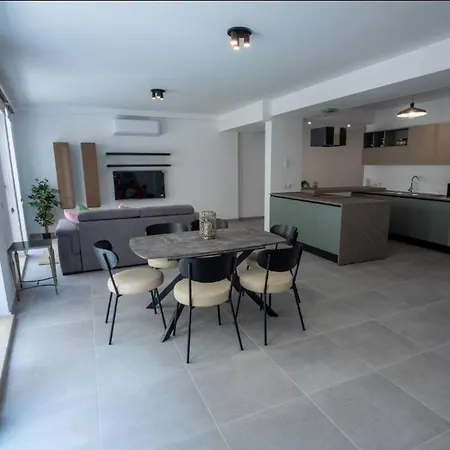 Stylish Two-bedroom Retreat Near Balluta Bay Pat2