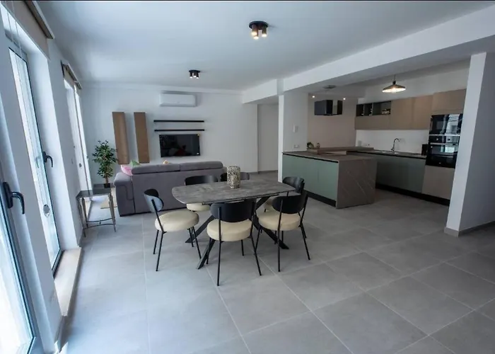 Stylish Two-bedroom Retreat Near Balluta Bay Pat2