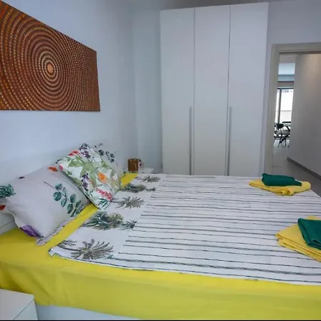 Stylish Two-bedroom Retreat Near Balluta Bay Pat2 아파트