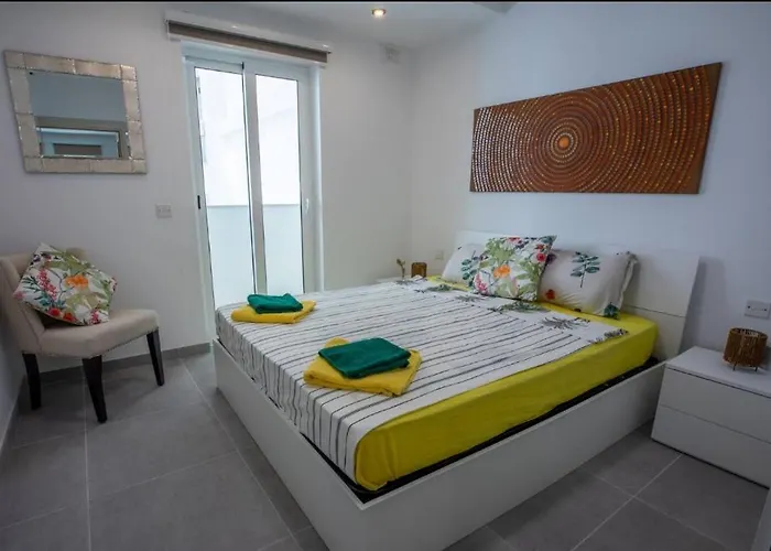 Stylish Two-bedroom Retreat Near Balluta Bay Pat2 아파트 *