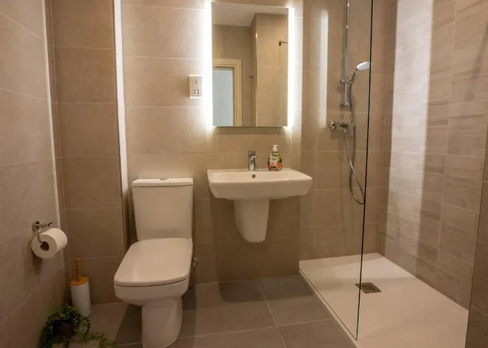 Stylish Two-bedroom Retreat Near Balluta Bay Pat2