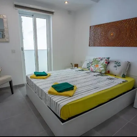 Stylish Two-bedroom Retreat Near Balluta Bay Pat2 * سليمة