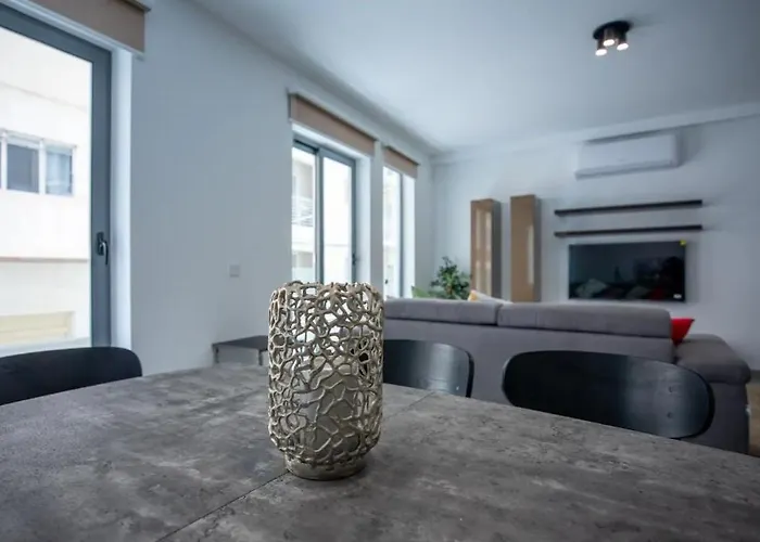 Stylish Two-bedroom Retreat Near Balluta Bay Pat2 شقة