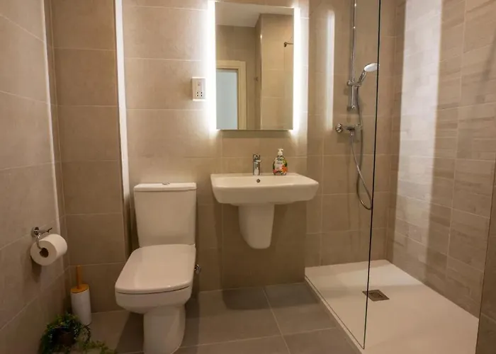 Stylish Two-bedroom Retreat Near Balluta Bay Pat2