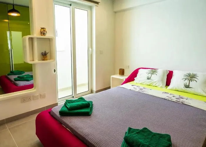 Stylish Two-bedroom Retreat Near Balluta Bay Pat2 شقة